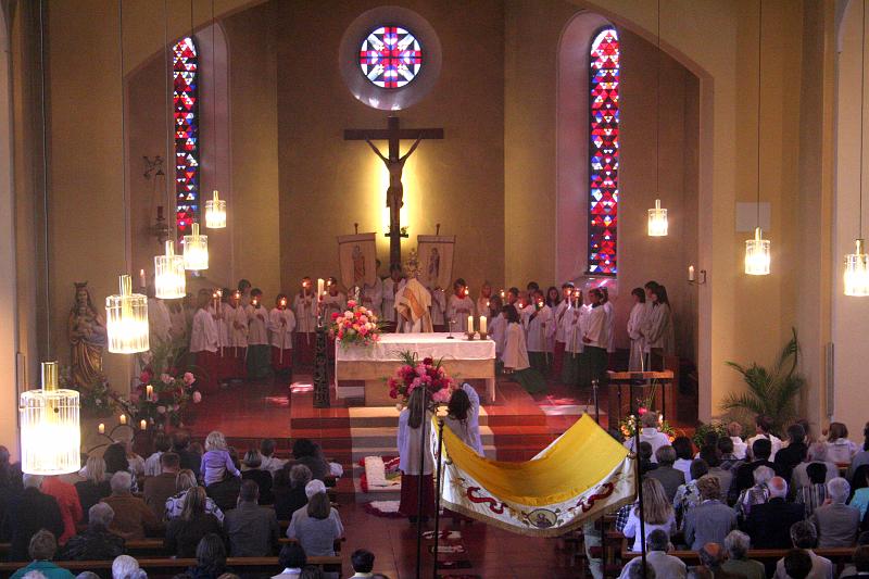 090611fronleichnam (18).jpg - Anbetung und eucharistischer Segen beschlossen den festlichen Gottesdienst.